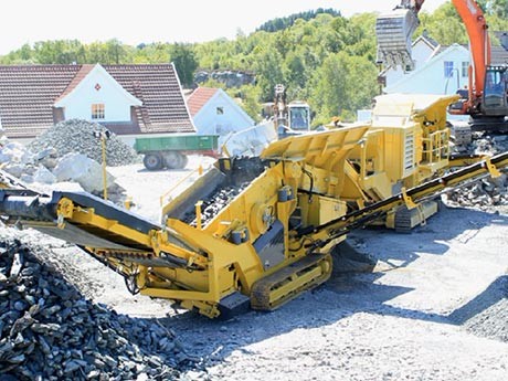 混凝土路面破碎機(jī)械-移動(dòng)式破碎機(jī)一機(jī)當(dāng)先，實(shí)干擔(dān)當(dāng)！
