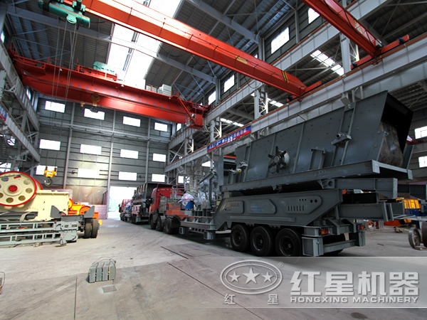 移動(dòng)式石頭破碎機(jī)車間