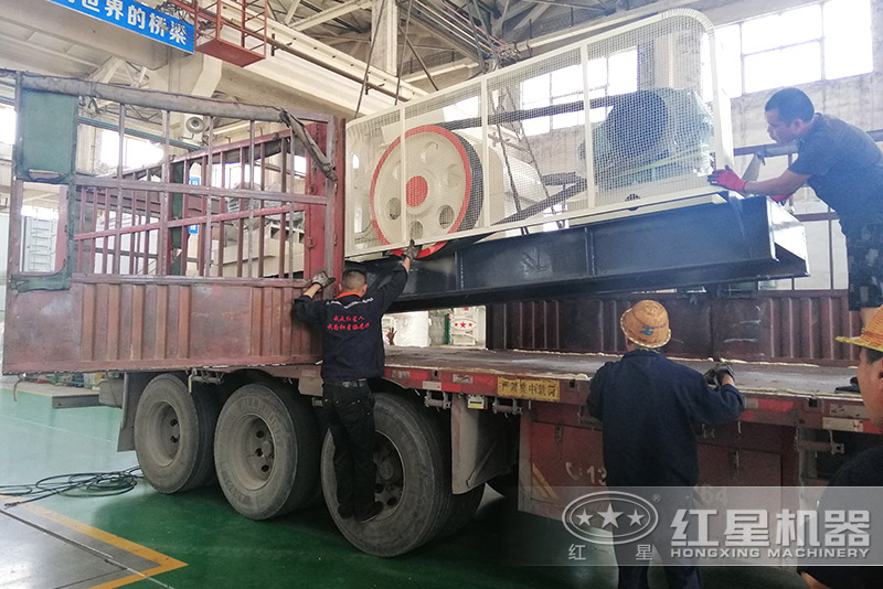 紅星對輥制砂機價格優(yōu)惠，車間直接發(fā)貨