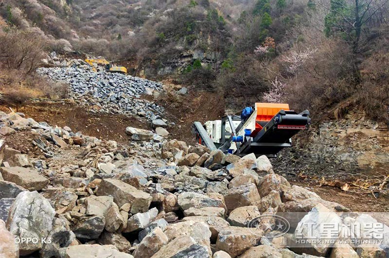 履帶顎式移動(dòng)破石機(jī)現(xiàn)場(chǎng)一