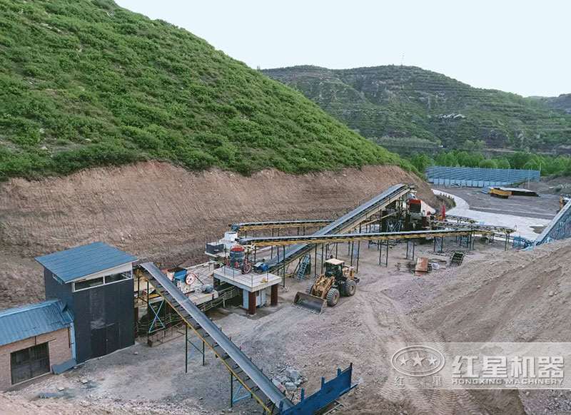 生產(chǎn)機(jī)制砂現(xiàn)場(chǎng)