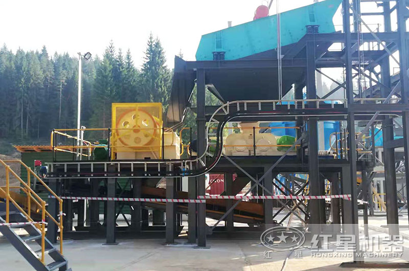 對輥制砂機(jī)工作現(xiàn)場實(shí)拍圖