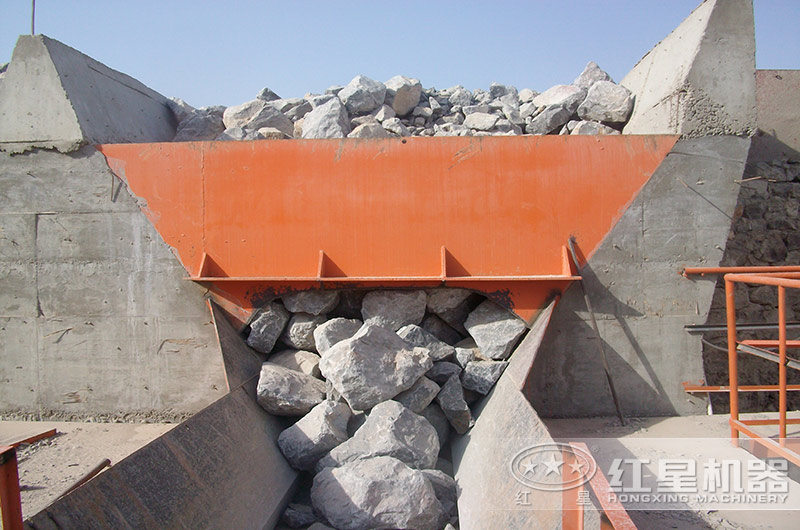 打花崗巖的機(jī)器一小時(shí)產(chǎn)量1000噸多少錢？含現(xiàn)場(chǎng)視頻