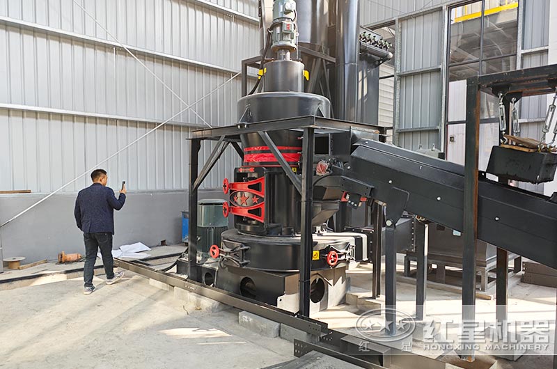 高產(chǎn)量雷蒙磨粉機(jī)工作現(xiàn)場圖片 高產(chǎn)量雷蒙磨粉機(jī)工作現(xiàn)場圖片