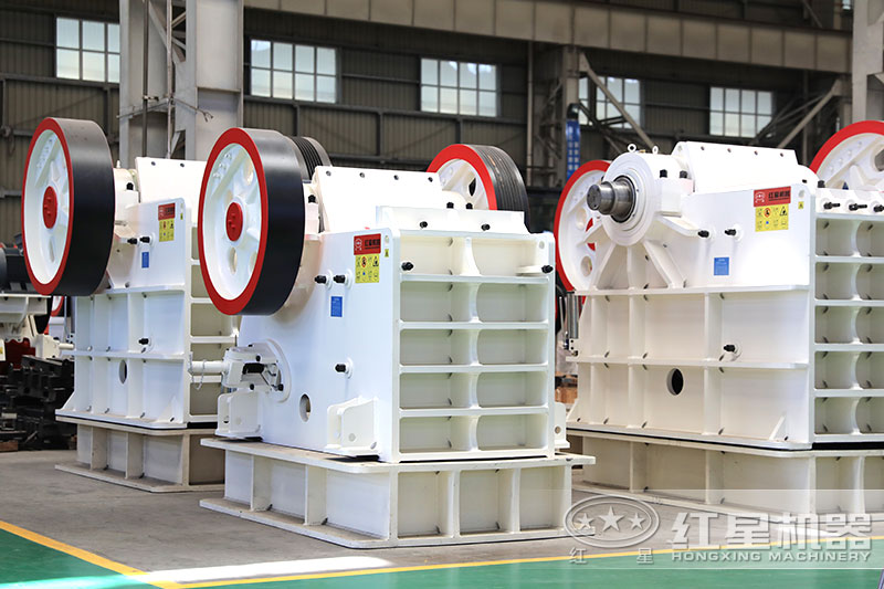 顎式破碎機，初級破碎大塊石頭