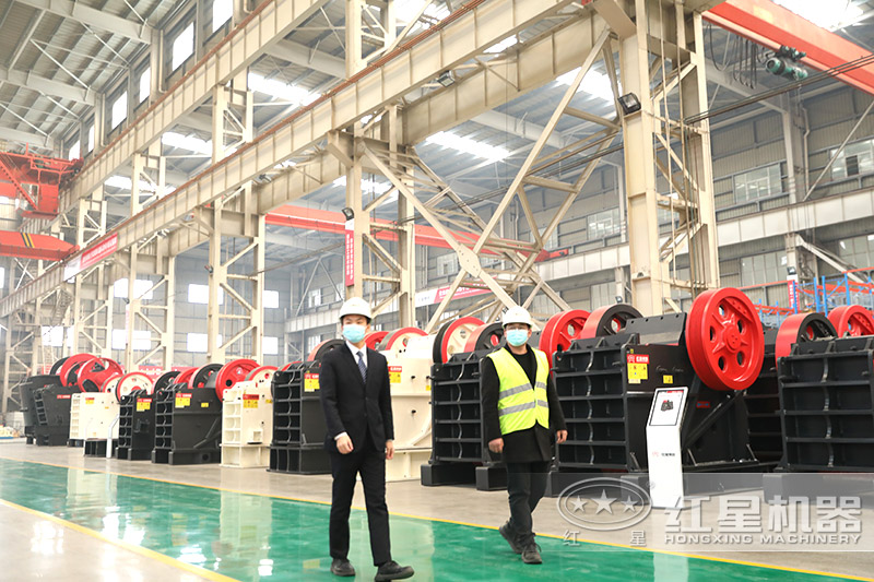紅星機器顎式破碎機車間，客戶實地考察