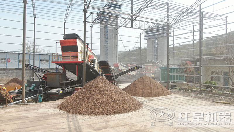 移動柴油小型制砂機作業(yè)現(xiàn)場，搭配不同，價格不一樣