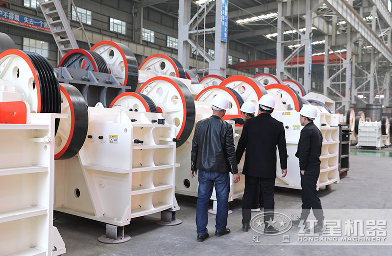 粗破鄂式破碎機(jī)型號(hào)多，價(jià)格不等，用戶來廠考察