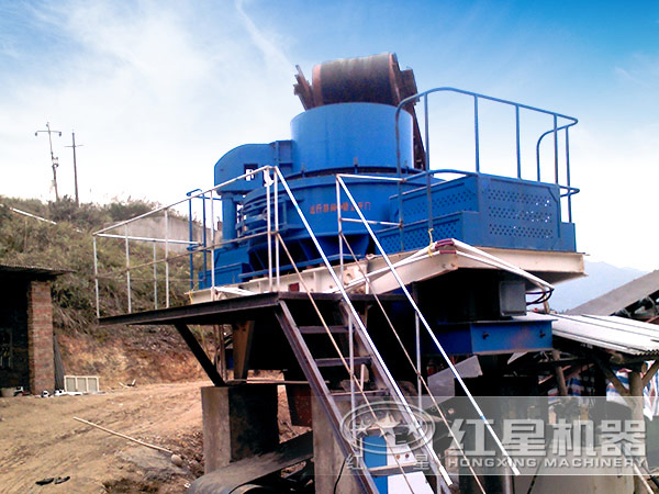 型砂制砂生產(chǎn)線中制砂機特寫圖