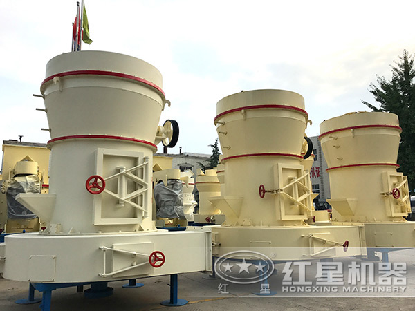 整齊擺放的磨粉機(jī)作業(yè)現(xiàn)場(chǎng)