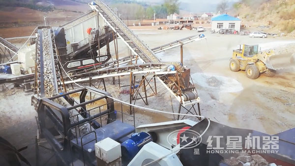 移動(dòng)碎石機(jī)生產(chǎn)現(xiàn)場