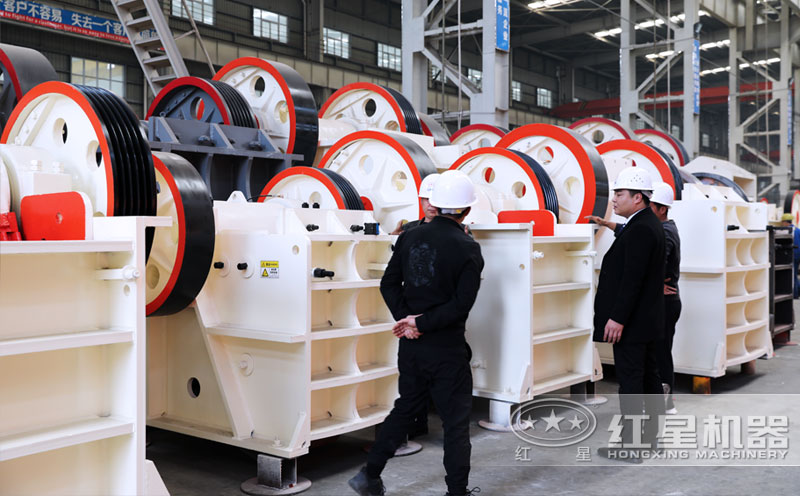 破碎機(jī)生產(chǎn)車間客戶參觀