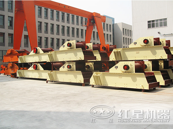 振動(dòng)給料機(jī)廠區(qū)實(shí)拍