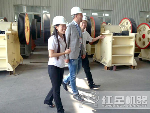 客戶走進紅星破碎機車間