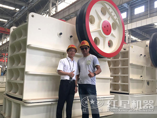 大型磕石機(jī)車間客戶留影