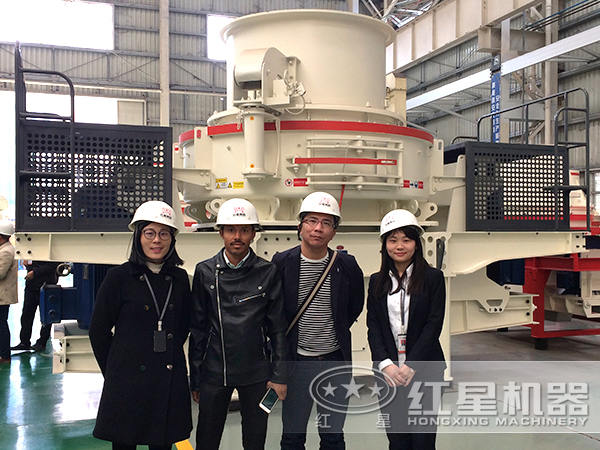 紅星HVI制砂整形機(jī)車間客戶留影