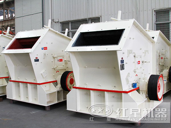 時產(chǎn)100噸頁巖反擊式破碎機(jī)生產(chǎn)車間