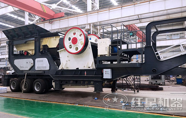 移動(dòng)破碎機(jī)，搭載顎式破碎機(jī)