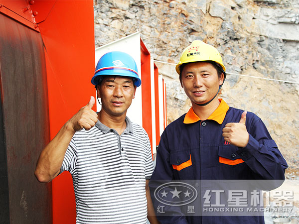 與客戶(hù)合影