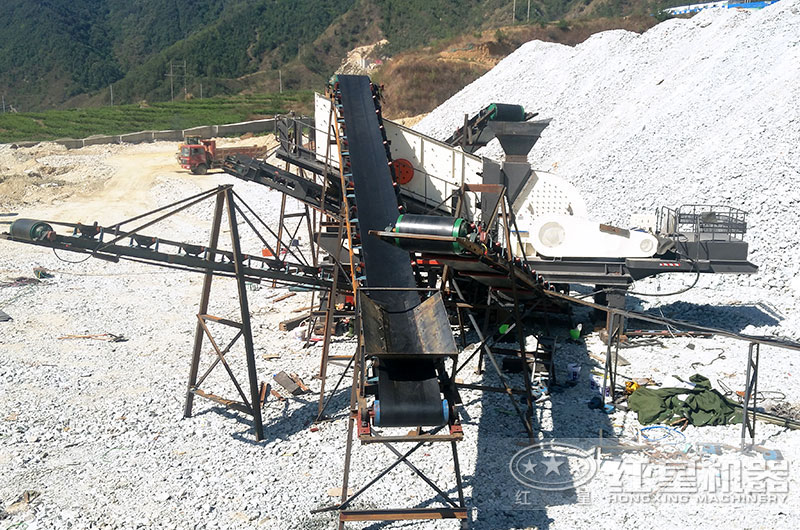 移動碎石機(jī)工作現(xiàn)場