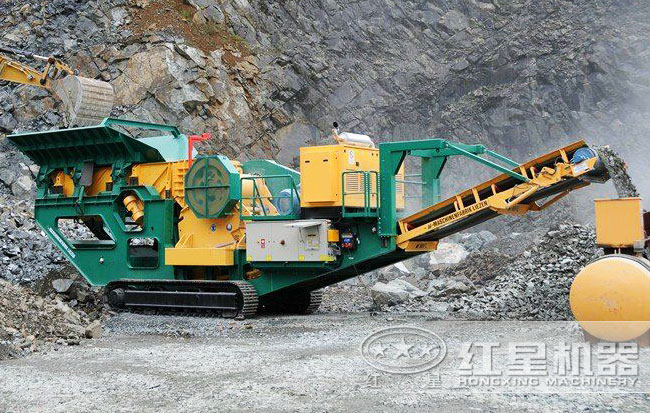 履帶碎石機(jī)工作現(xiàn)場(chǎng)
