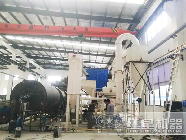 小型雷蒙機生產(chǎn)現(xiàn)場