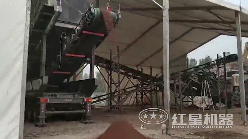 移動石子加工機(jī)工作現(xiàn)場