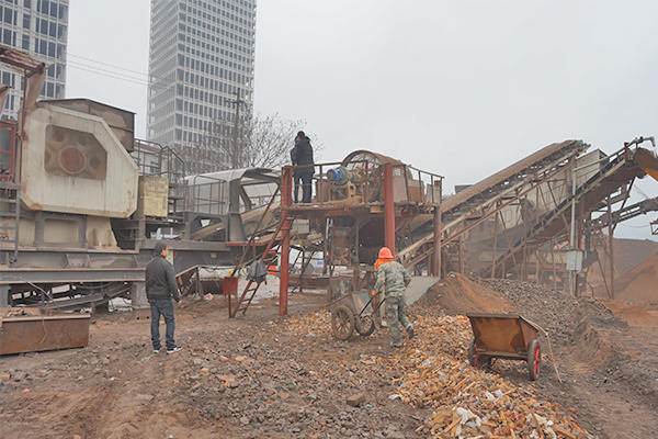 磚渣移動(dòng)粉碎機(jī)將廢木屑等雜物篩分剔除