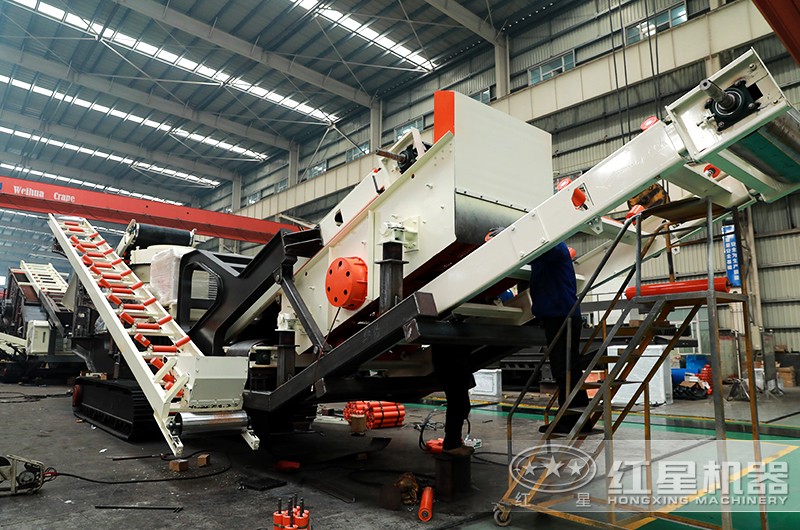 履帶移動(dòng)破碎篩沙一體機(jī)車間