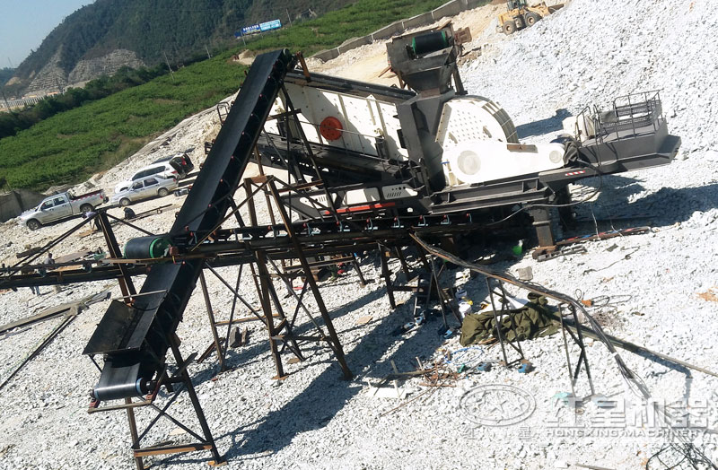 移動(dòng)組合式粉碎石機(jī)工作現(xiàn)場1