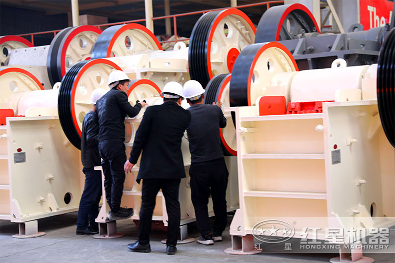 客戶到廠考察顎式破碎機設(shè)備