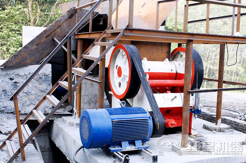 顎式破碎機(jī)生產(chǎn)現(xiàn)場(chǎng)