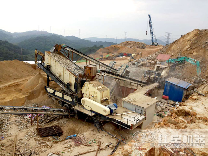 時(shí)產(chǎn)300噸移動(dòng)式石子破碎機(jī)工作忙