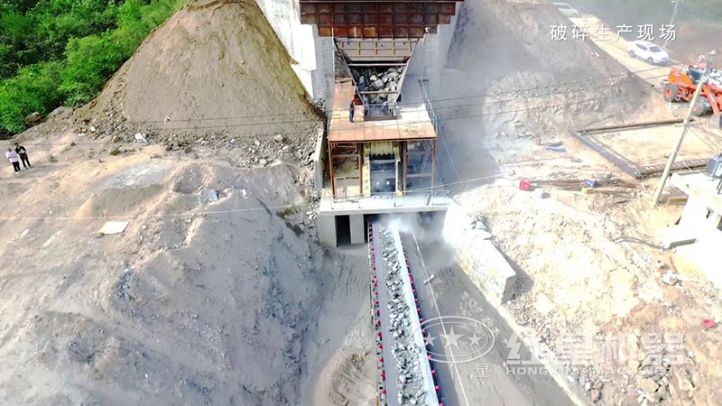 大型顎式破碎機(jī)加工現(xiàn)場(chǎng)