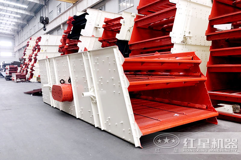 振動篩分機(jī)是砂石生產(chǎn)線重要的輔助生產(chǎn)設(shè)備