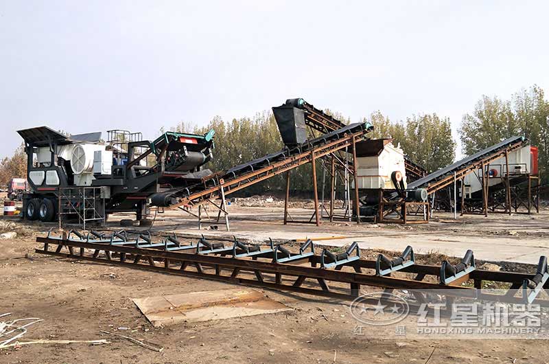 移動(dòng)顎式破碎機(jī)作業(yè)現(xiàn)場(chǎng)