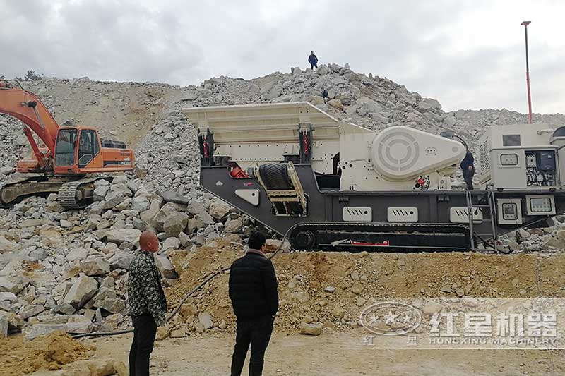 履帶式移動破碎生產(chǎn)線加工石料現(xiàn)場