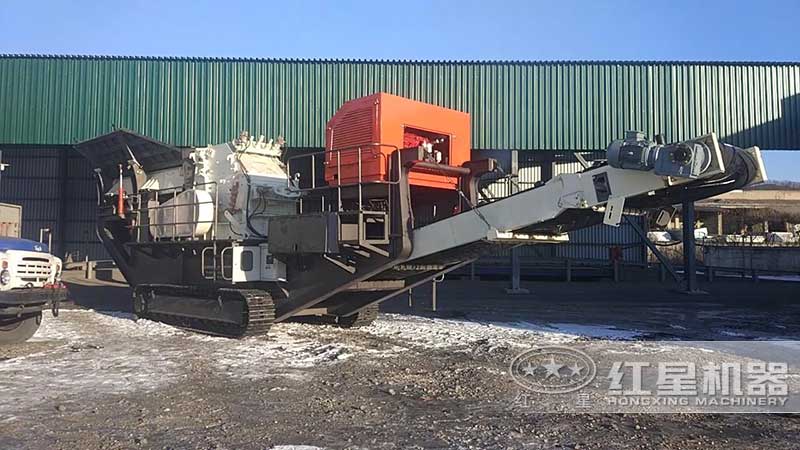 履帶移動(dòng)反擊式破碎機(jī)工作現(xiàn)場