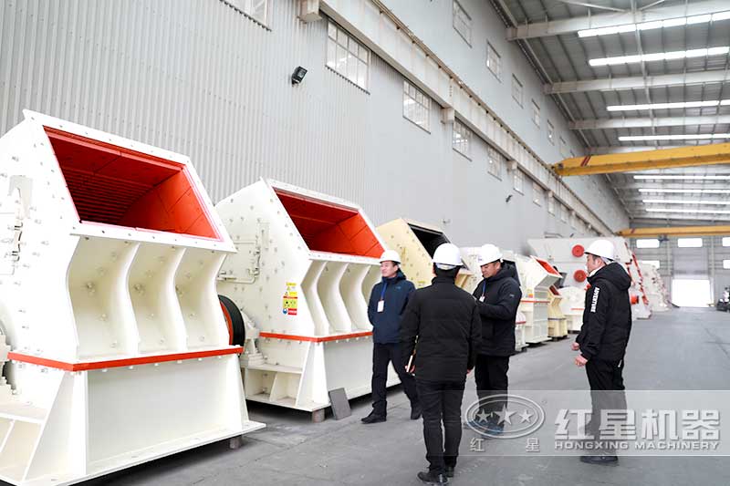 客戶來廠參觀考察石頭粉碎機子