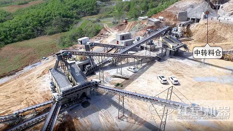 大型制砂現(xiàn)場(chǎng)通常會(huì)設(shè)置物料中轉(zhuǎn)料倉(cāng)