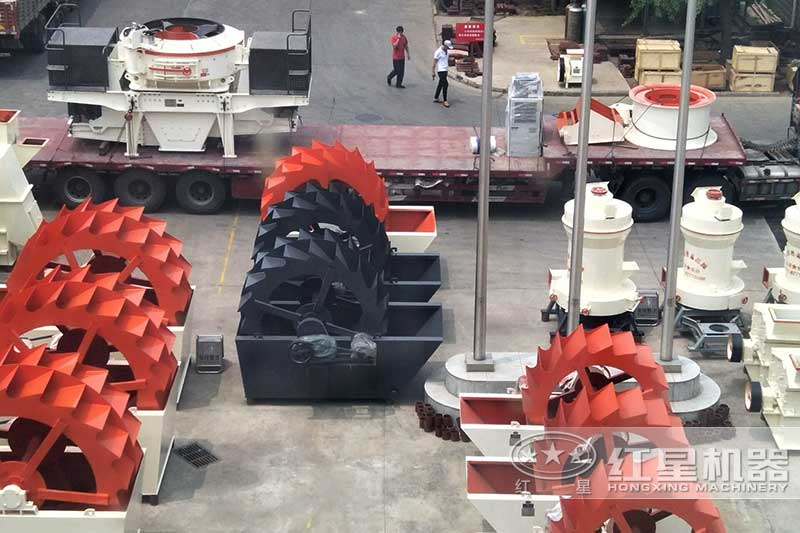 洗砂機(jī)廠家廠區(qū)內(nèi)擺放了多臺洗沙機(jī)