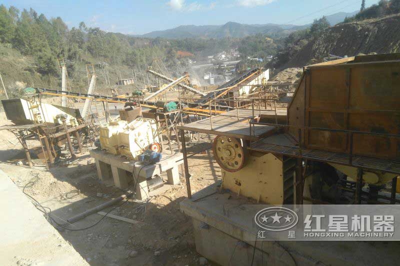 反擊式制石機(jī)與顎破碎石機(jī)加工現(xiàn)場(chǎng)