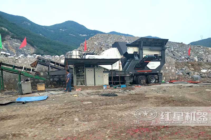 移動重錘式破碎機(jī)處理建筑垃圾現(xiàn)場