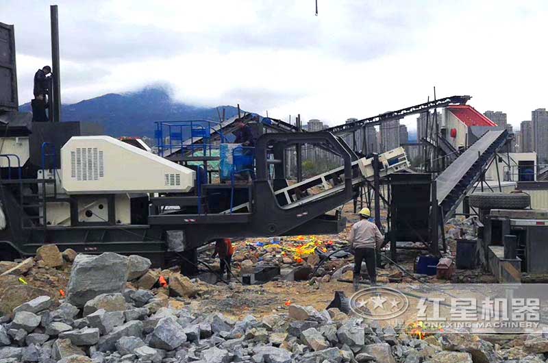 移動顎式破碎機(jī)作業(yè)現(xiàn)場