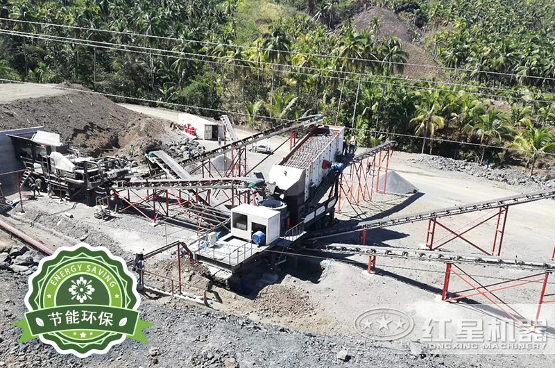 移動(dòng)式破碎機(jī)工作現(xiàn)場