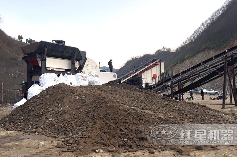 搭載給料機(jī)+重錘破+振動篩的小型移動破碎機(jī)