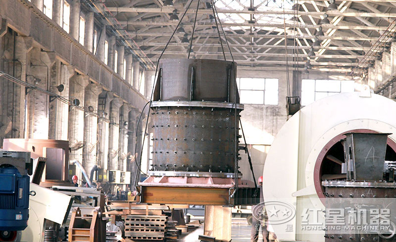 大型復(fù)合式破碎機(jī)加工車(chē)間