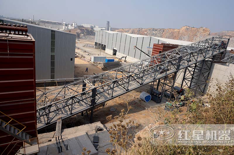 現(xiàn)場安置有多個(gè)除塵器