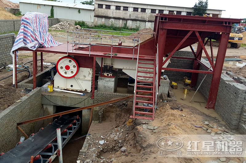 顎式破碎機(jī)設(shè)備現(xiàn)場(chǎng)