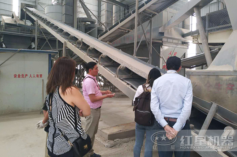 客戶參觀制砂生產(chǎn)現(xiàn)場
